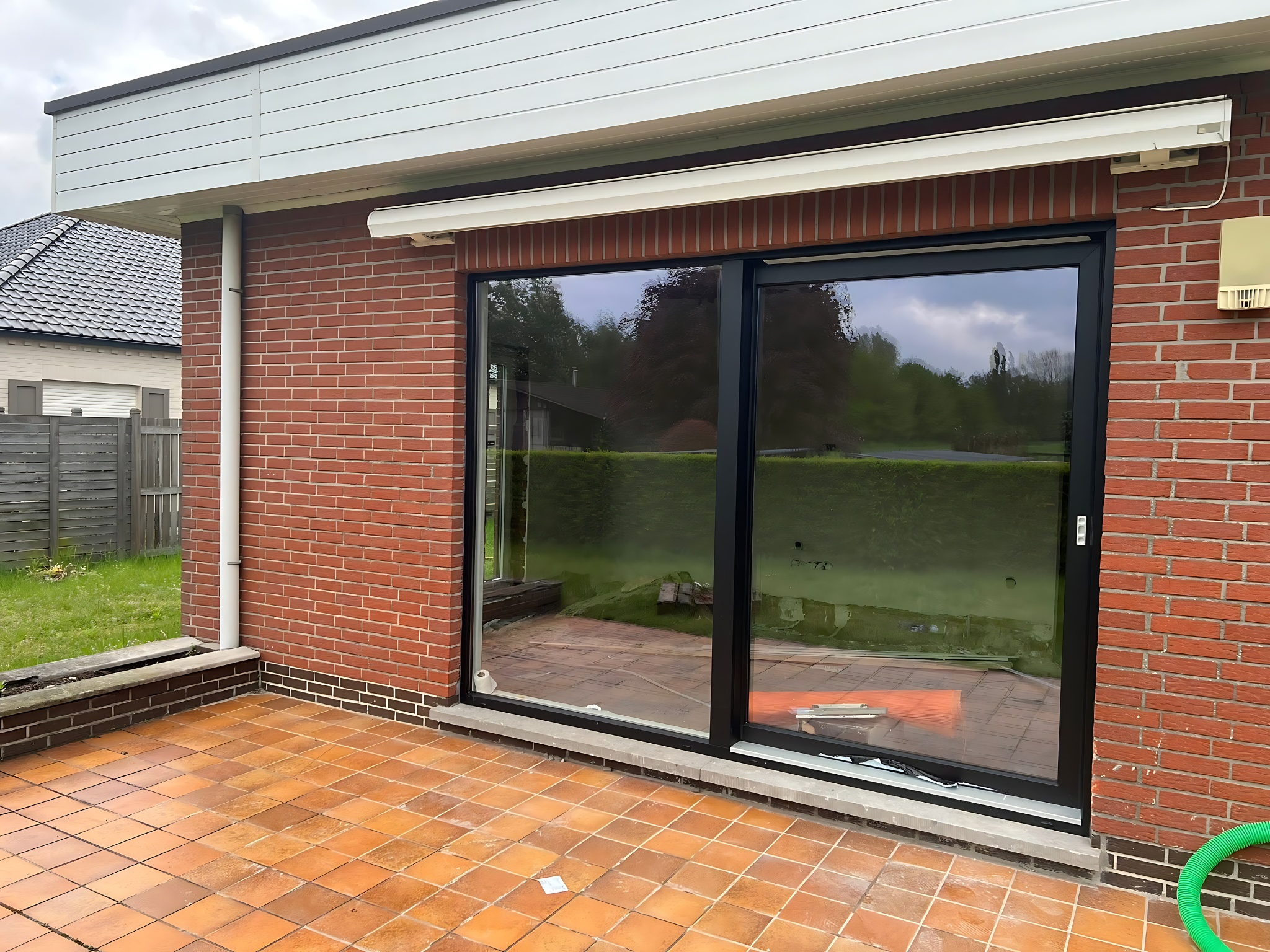 Grote schuifpui met aluminium profielen
